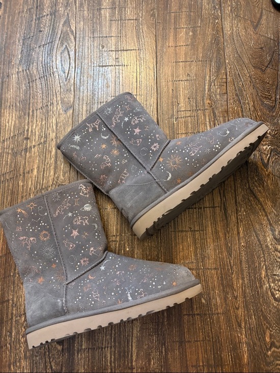 UGG Classic Mini Zodiac Boots Grey Size 8 NWOB - Picture 2 of 9